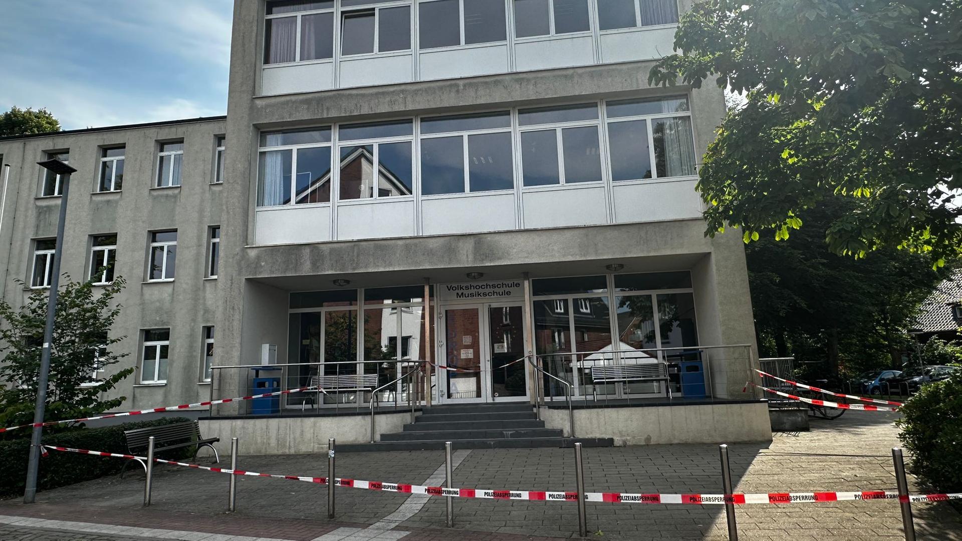 Flatterband ist vor einer Schule in Wedel gespannt am 19.07.2024.