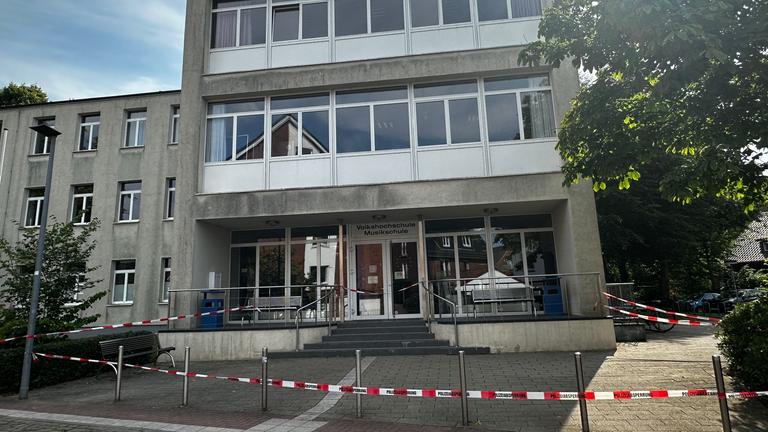 Flatterband ist vor einer Schule in Wedel gespannt am 19.07.2024.