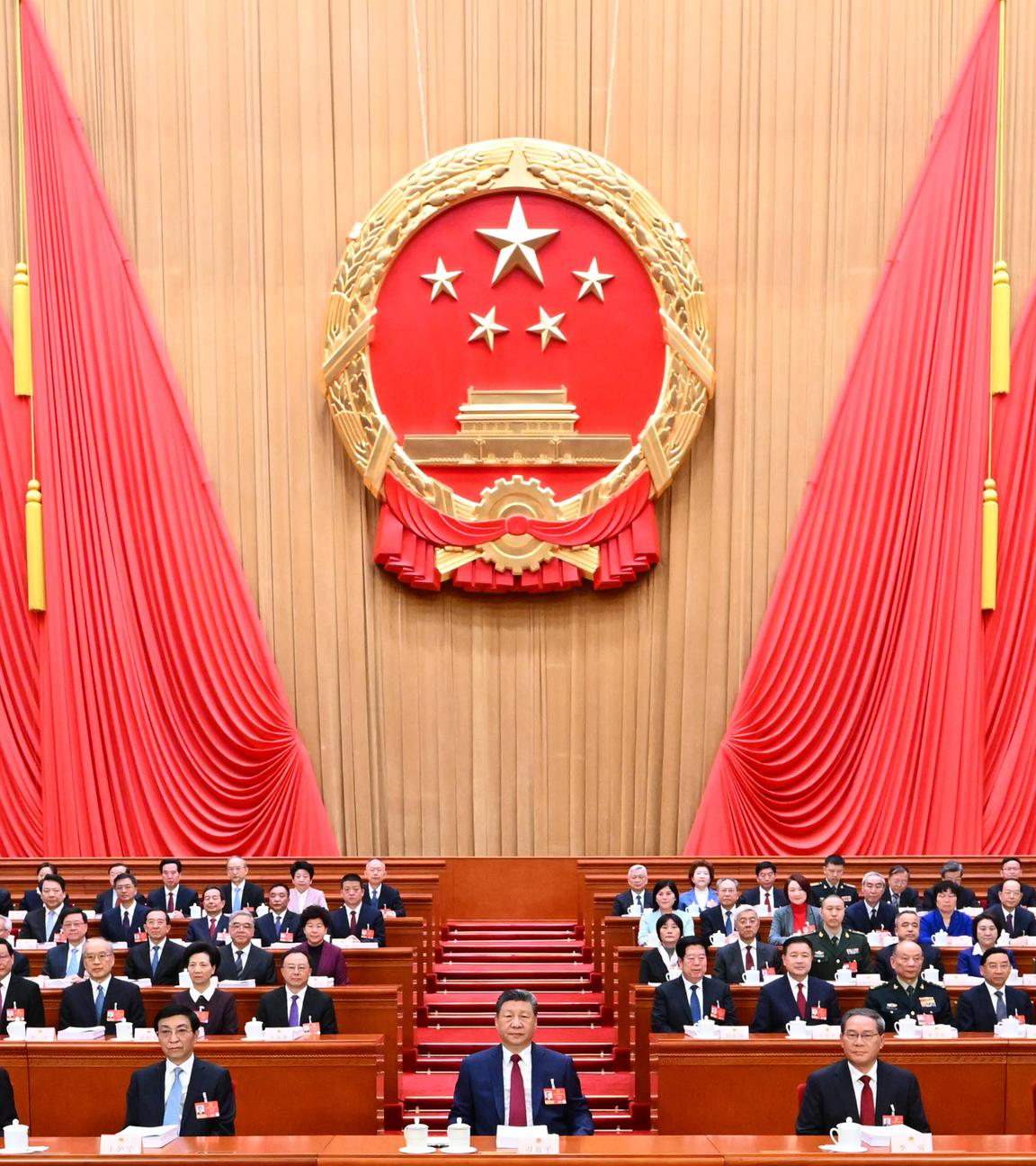 Der 14. Nationale Volkskongress (NVK) eröffnete seine vierte Sitzung am 5. März 2026 in der Großen Halle des Volkes in Peking, der Hauptstadt Chinas. Xi Jinping und andere Partei- und Staatsführer, darunter Li Qiang, Wang Huning, Cai Qi, Ding Xuexiang, Li Xi und Han Zheng, nahmen am Rednerpult Platz.