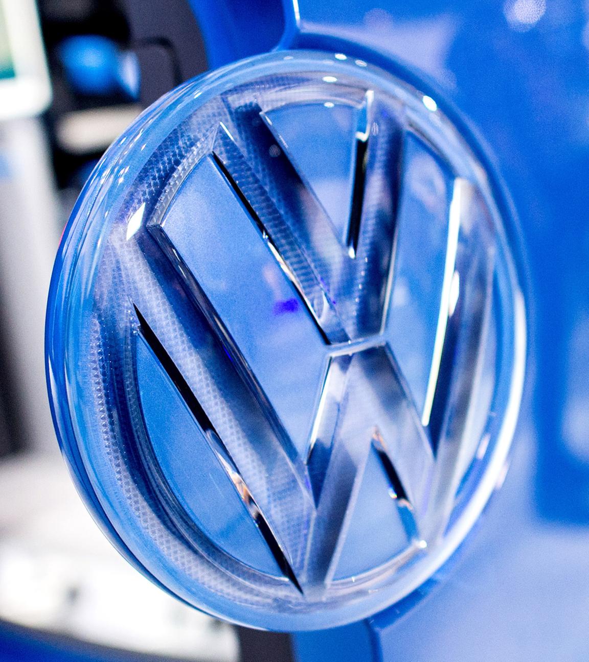 Archiv: Das Logo von Volkswagen an der Heckklappe des neuen Transporters "Buzz Cargo" am 19.09.2018 in Hannover