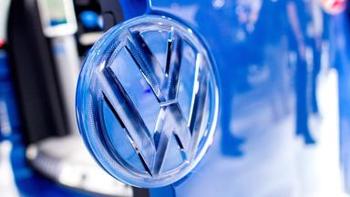 Archiv: Das Logo von Volkswagen an der Heckklappe des neuen Transporters "Buzz Cargo" am 19.09.2018 in Hannover