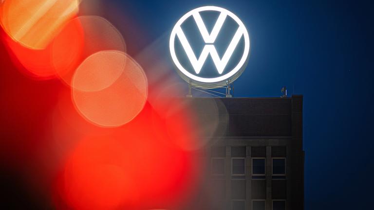 Das VW-Logo leuchtet auf dem Dach des Markenhochhauses im Volkswagen Stammwerk in Wolfsburg, aufgenommen am 04.09.2024