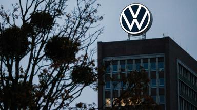 Das VW-Logo leuchtet auf dem Dach des Markenhochhauses im Volkswagen Stammwerk in Wolfsburg, aufgenommen am 29.10.2024