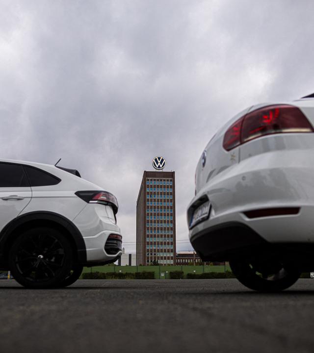Symbolbild: Autos von VW parken am Morgen vor dem VW-Markenhochhaus. 