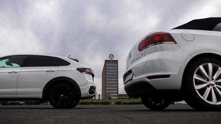 Symbolbild: Autos von VW parken am Morgen vor dem VW-Markenhochhaus. 