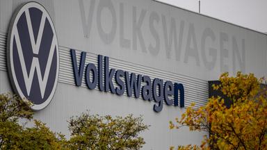 Logo der Firma Volkswagen auf einem Werksgebäude in Zwickau. 