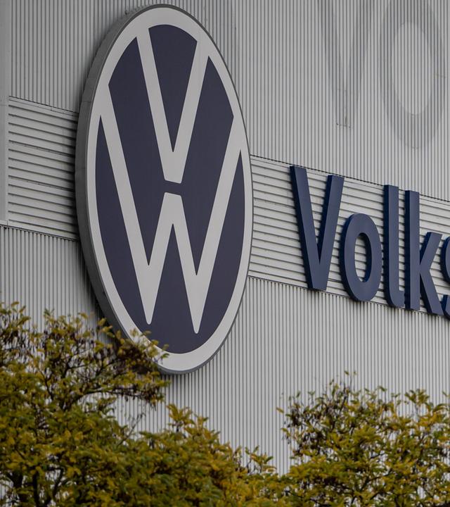 Logo der Firma Volkswagen auf einem Werksgebäude in Zwickau. 