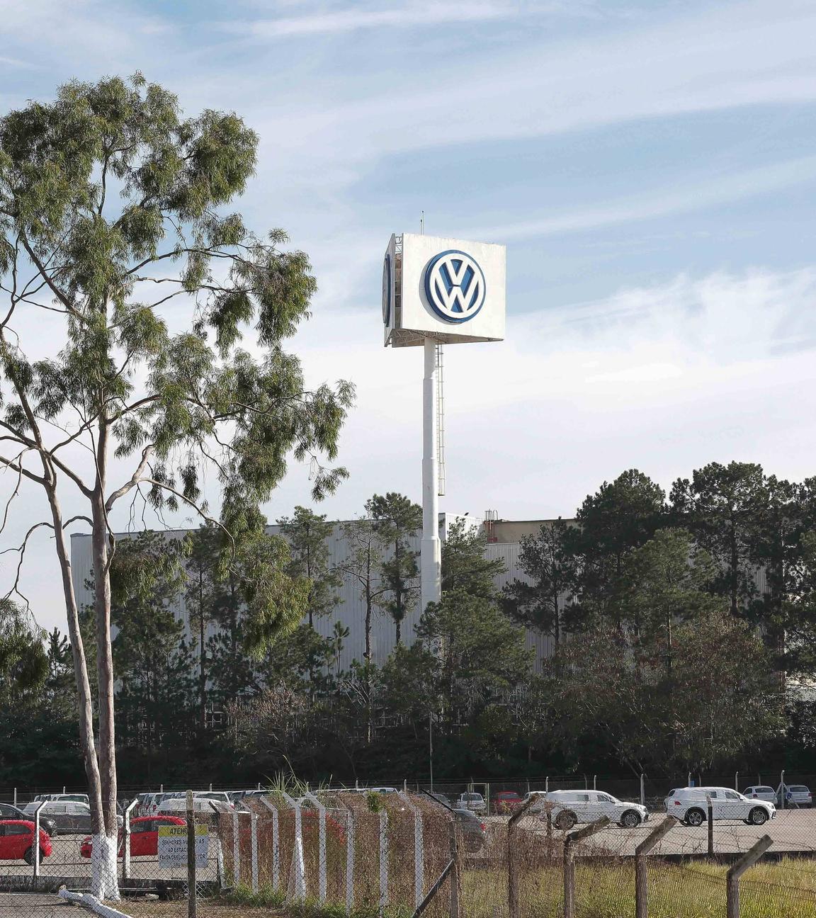 Das Logo des Autoherstellers Volkswagen ist vor der Fabrik in der brasilienischen Stadt Taubaté am 21.07.2021 zu sehen.