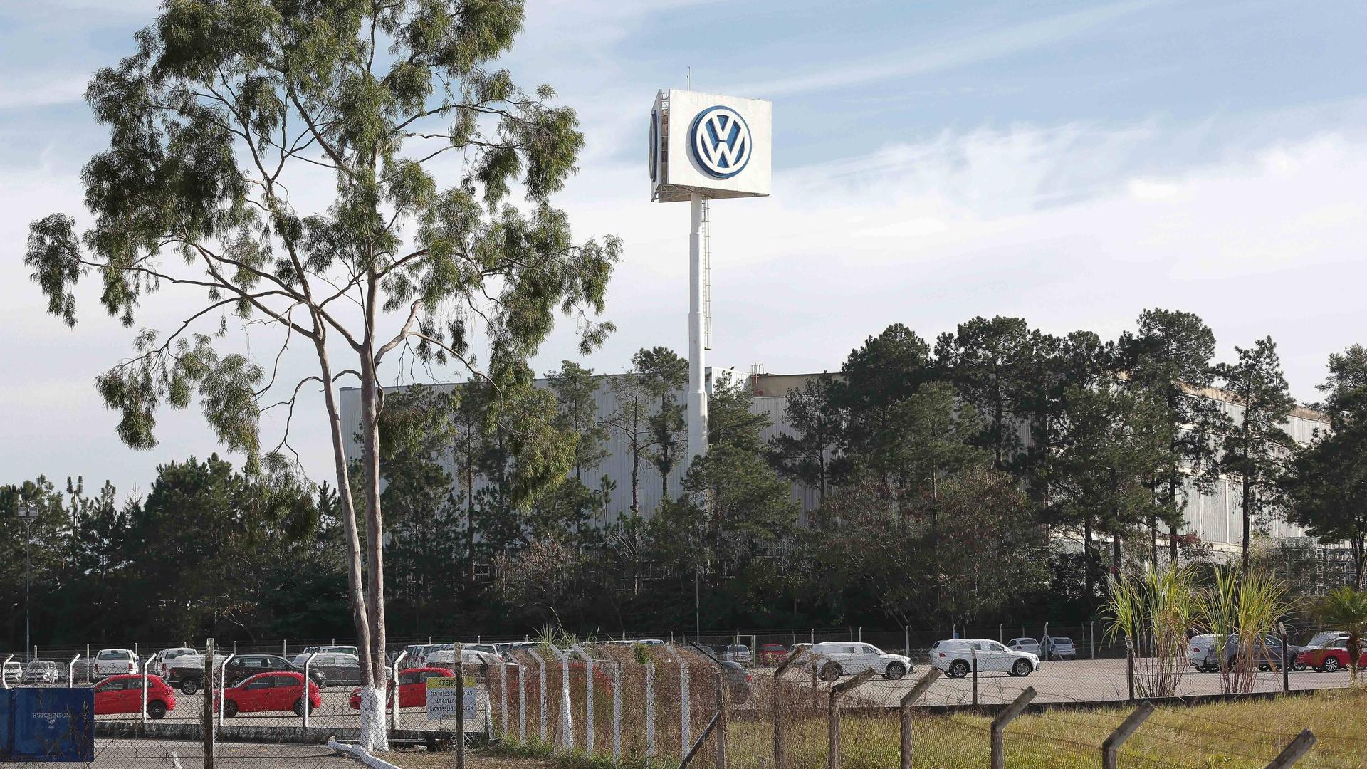 Das Logo des Autoherstellers Volkswagen ist vor der Fabrik in der brasilienischen Stadt Taubaté am 21.07.2021 zu sehen.