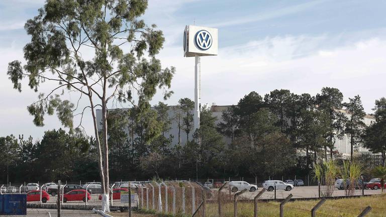 Das Logo des Autoherstellers Volkswagen ist vor der Fabrik in der brasilienischen Stadt Taubaté am 21.07.2021 zu sehen.