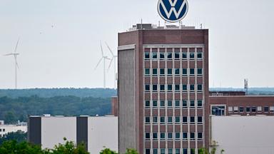 Ein am 9. Juli 2026 aufgenommenes Foto zeigt das Volkswagen-Logo (VW) an einem Gebäude des Werks in Wolfsburg, Deutschland.