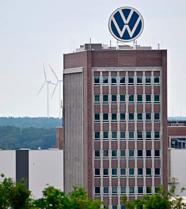 Ein am 9. Juli 2026 aufgenommenes Foto zeigt das Volkswagen-Logo (VW) an einem Gebäude des Werks in Wolfsburg, Deutschland.
