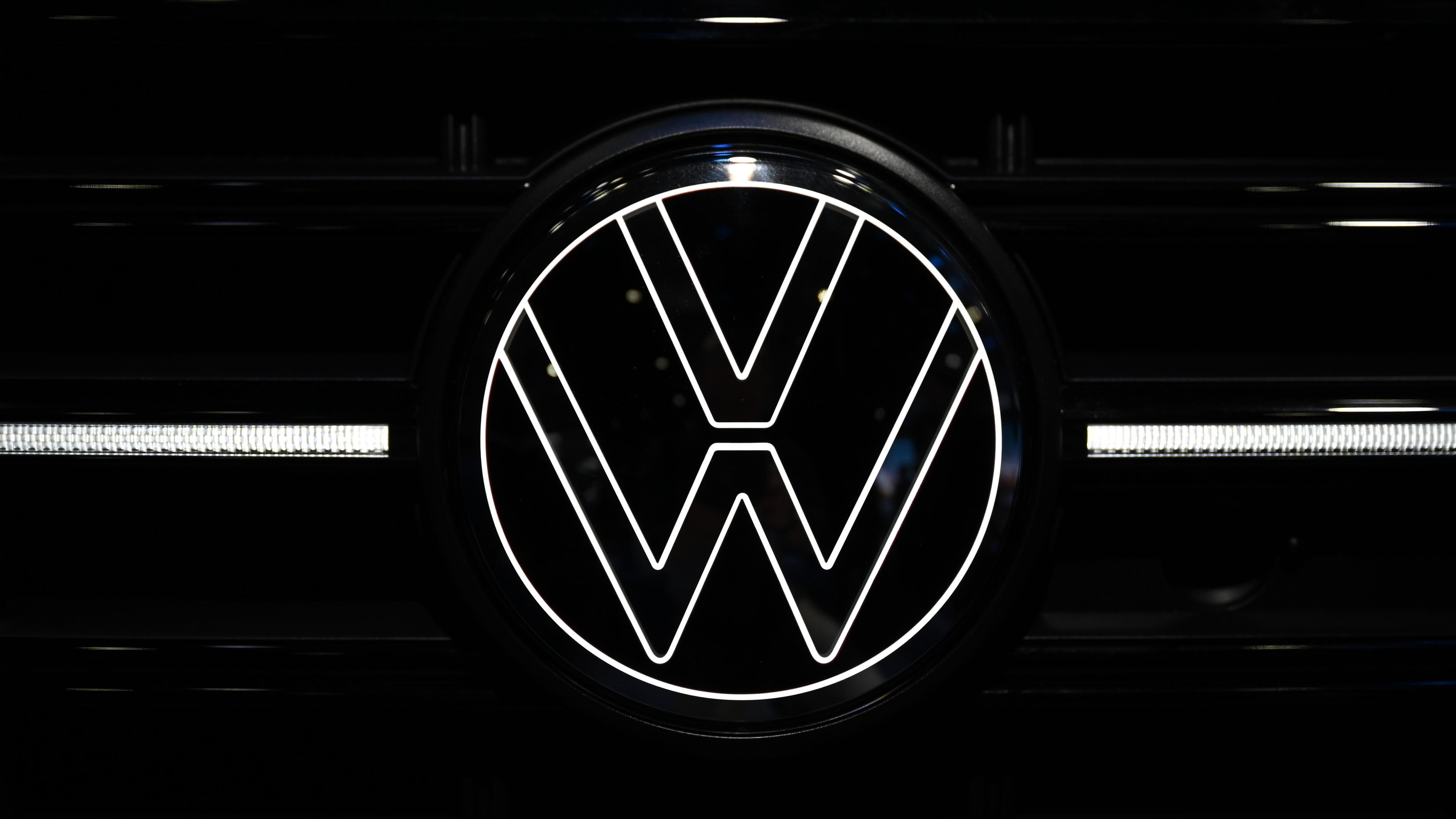 Das Logo von Volkswagen leuchtet in weiß an der Vorderseite eines Autos auf der Messe Auto Shanghai 2025