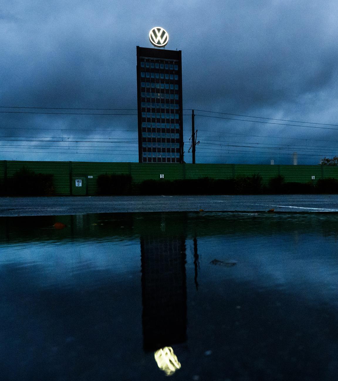 Symbolbild:  Dunkle Wolken ziehen über das Markenhochhaus von Volkswagen auf dem Gelände vom VW Stammwerk hinweg.