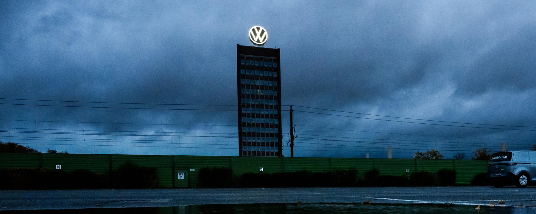 Symbolbild:  Dunkle Wolken ziehen über das Markenhochhaus von Volkswagen auf dem Gelände vom VW Stammwerk hinweg.