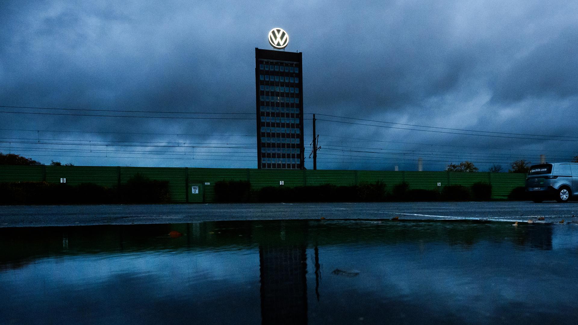 Symbolbild:  Dunkle Wolken ziehen über das Markenhochhaus von Volkswagen auf dem Gelände vom VW Stammwerk hinweg.