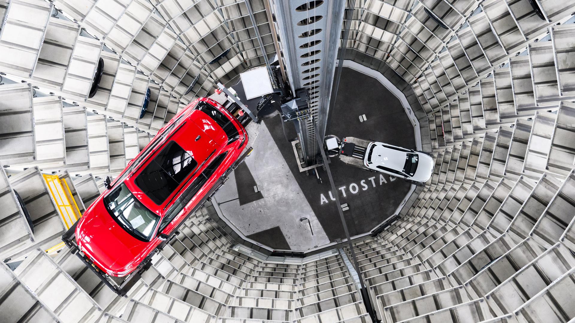 Autos von Volkswagen stehen zur Auslieferung in einem Turm der Autostadt am VW Stammwerk. 