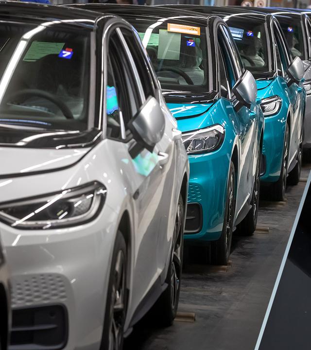 VW Auto, Werk im Hintergrund 