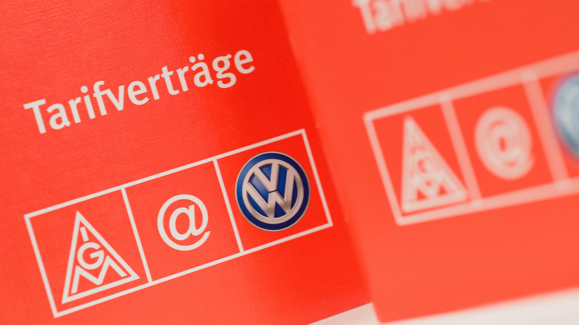 Ordner mit der Aufschrift "Tarifverträge" 