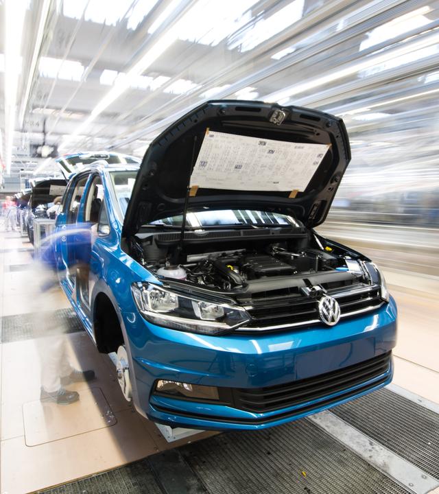 Niedersachsen, Wolfsburg: Ein Volkswagen Touran durchläuft die Endmontage im VW Werk