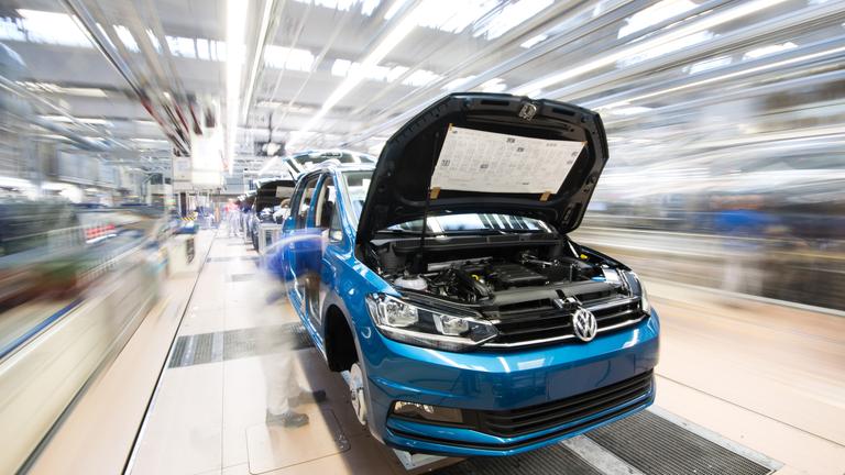 Niedersachsen, Wolfsburg: Ein Volkswagen Touran durchläuft die Endmontage im VW Werk