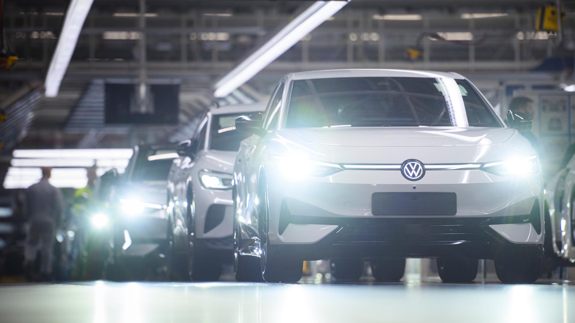 Das E-Modell ID.7 von Volkswagen in der Fertigungshalle des VW-Werks.