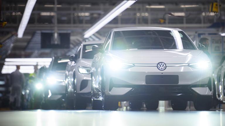 Das E-Modell ID.7 von Volkswagen in der Fertigungshalle des VW-Werks.