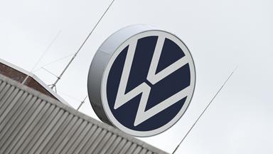 Niedersachsen, Emden: Blick auf das Volkswagen Logo am Werk Emden.