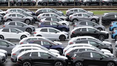 Sachsen, Zwickau: Neufahrzeuge aus dem Werk von Volkswagen Sachsen stehen zur Auslieferung auf einem Werksparkplatz.