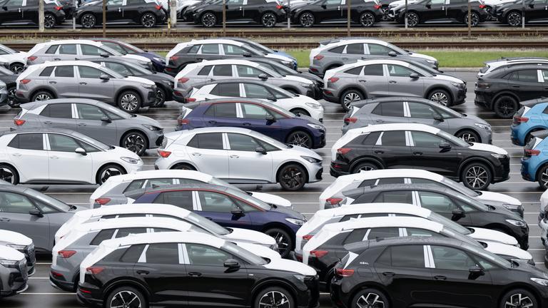 Sachsen, Zwickau: Neufahrzeuge aus dem Werk von Volkswagen Sachsen stehen zur Auslieferung auf einem Werksparkplatz.
