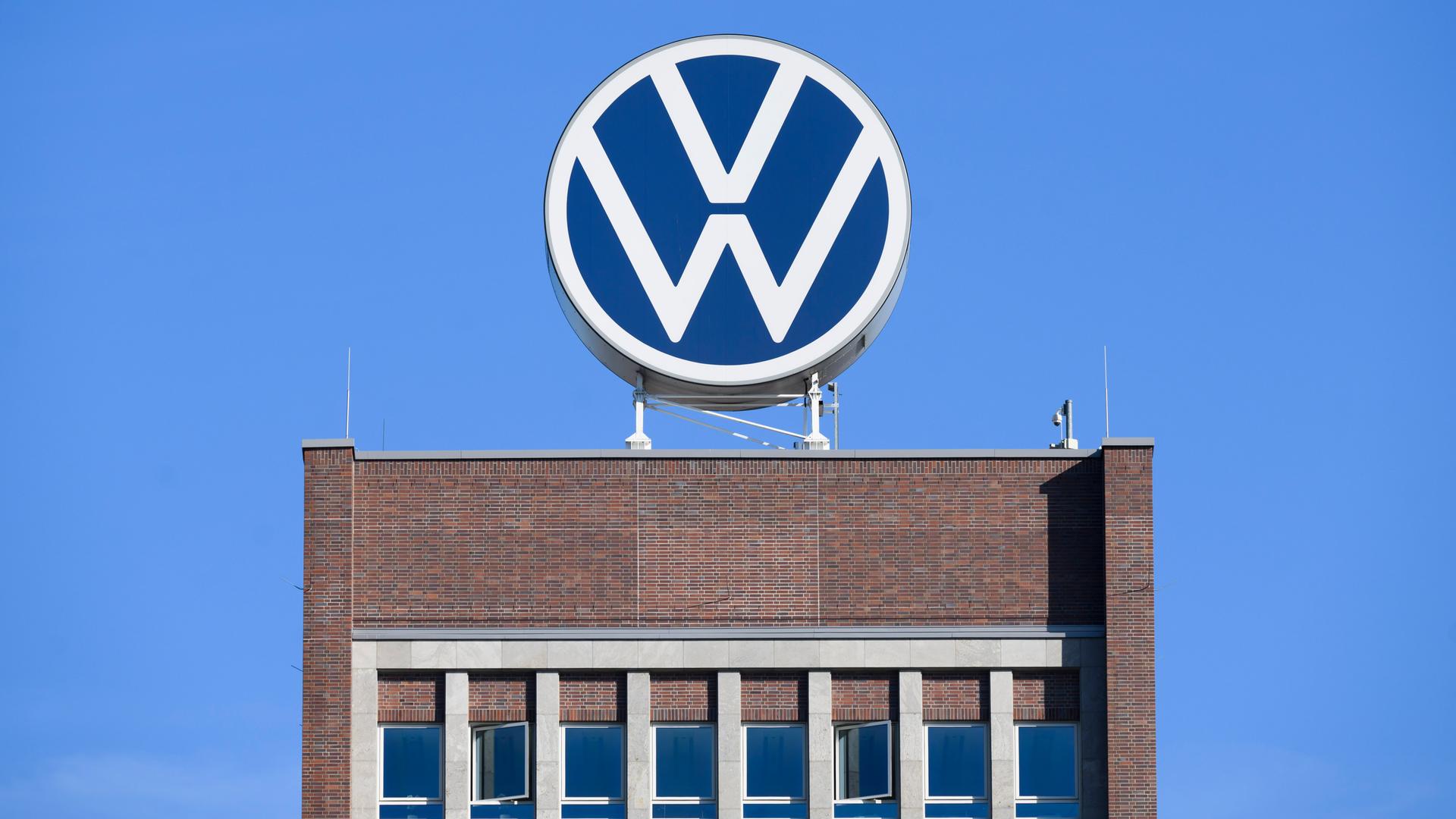 Niedersachsen, Wolfsburg: Das VW-Logo steht auf dem Markenhochhaus im Volkswagen Stammwerk.