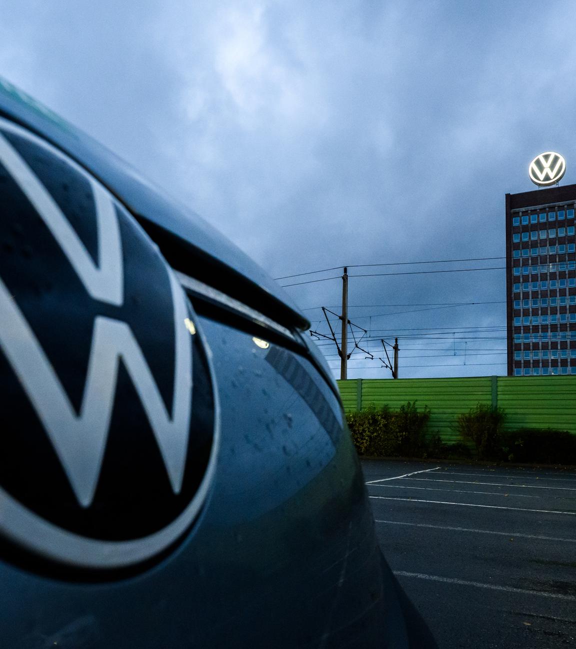 Niedersachsen, Wolfsburg: Ein Volkswagen parkt vor dem Markenhochhaus von Volkswagen am Gelände vom VW Stammwerk.
