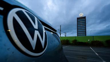 Niedersachsen, Wolfsburg: Ein Volkswagen parkt vor dem Markenhochhaus von Volkswagen am Gelände vom VW Stammwerk.