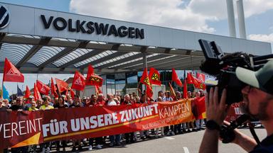 Mitarbeiter vom Volkswagen protestieren vor dem VW-Werk in Zwickau am 09.07.2026.