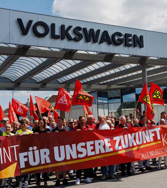 Mitarbeiter vom Volkswagen protestieren vor dem VW-Werk in Zwickau am 09.07.2026.