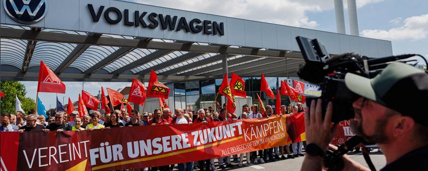 Mitarbeiter vom Volkswagen protestieren vor dem VW-Werk in Zwickau am 09.07.2026.