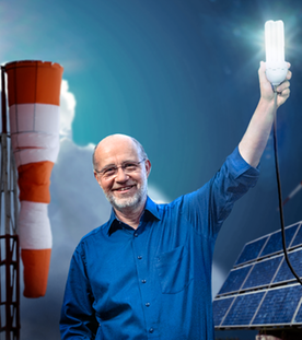 Harald Lesch auf einer Montage mit Windrad, Solaranlage und Windsack