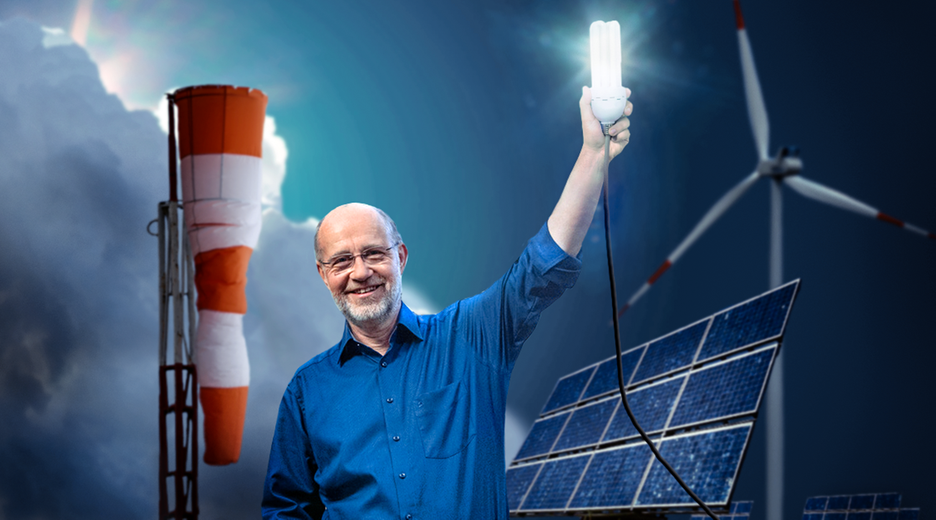 Harald Lesch auf einer Montage mit Windrad, Solaranlage und Windsack