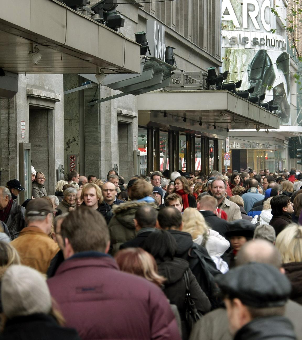 Unzählige Menschen schieben sich am Samstag (29.11.2008) am Kauf-Nix-Tag über die Einkaufsstraße Tauentzien im Berliner Bezirk Wilmersdorf. 