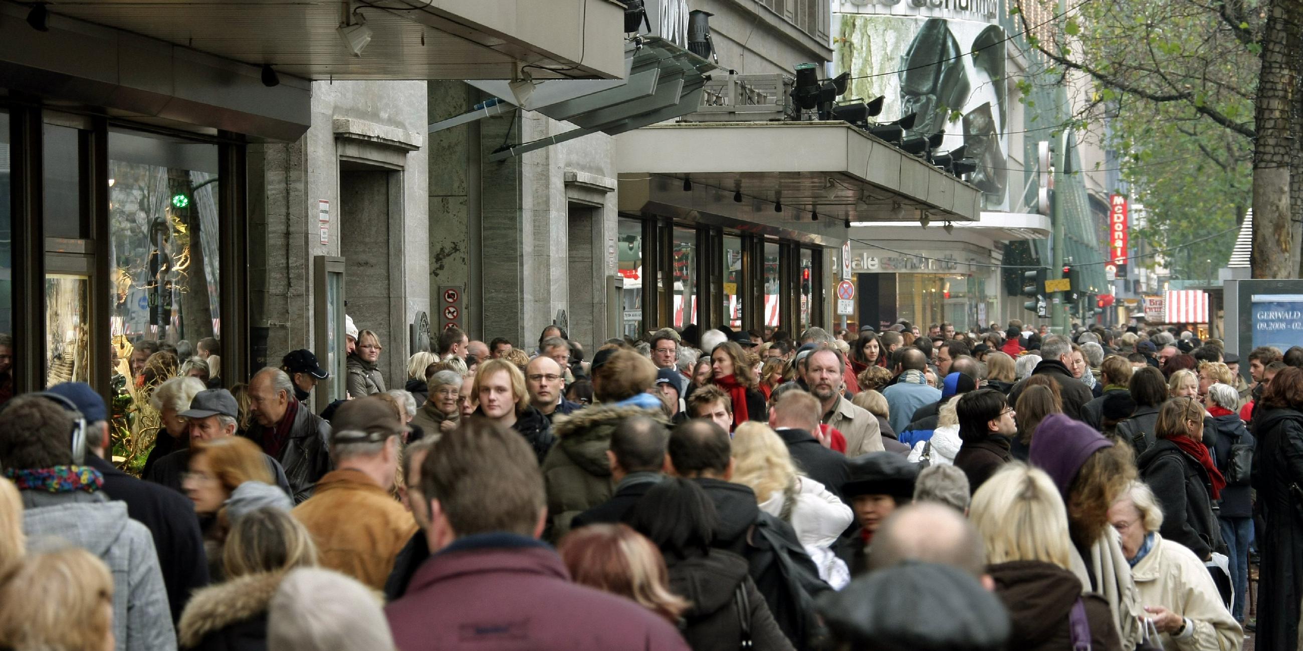 Unzählige Menschen schieben sich am Samstag (29.11.2008) am Kauf-Nix-Tag über die Einkaufsstraße Tauentzien im Berliner Bezirk Wilmersdorf. 
