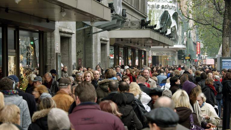 Unzählige Menschen schieben sich am Samstag (29.11.2008) am Kauf-Nix-Tag über die Einkaufsstraße Tauentzien im Berliner Bezirk Wilmersdorf. 