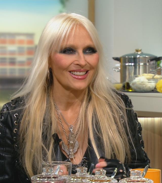 Doro Pesch am "Volle Kanne"-Frühstückstisch.