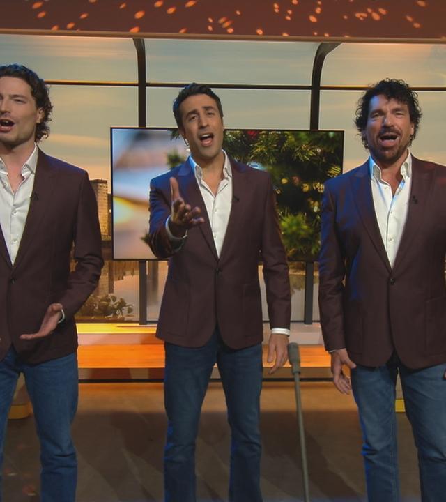 Die Musikergruppe Impulso Tenors singen im "Volle Kanne"-Studio. Im Hintergrund ist Weihnachtsbeleuchtung zu sehen.