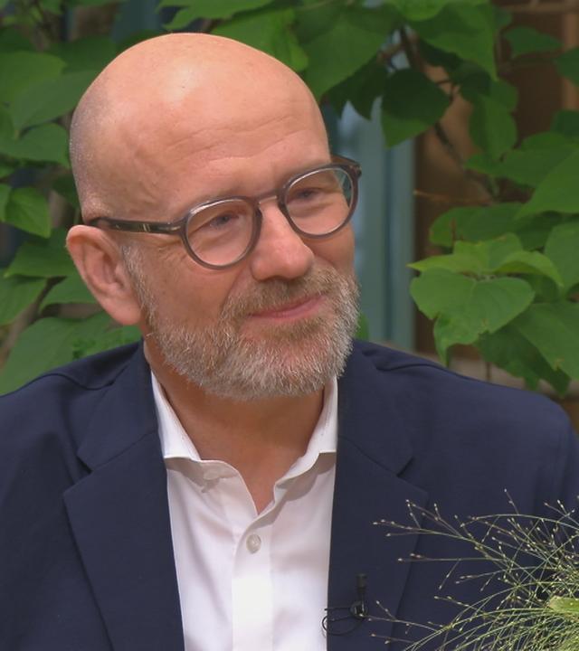 Peter Tauber am "Volle Kanne"-Frühstückstisch.