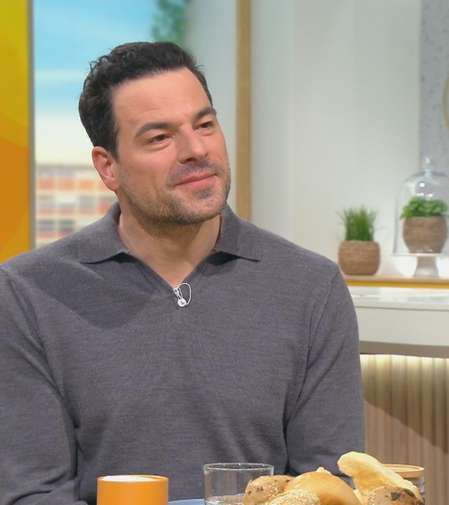 Schauspieler Tobias Licht sitzt am "Volle Kanne"-Frühstückstisch.