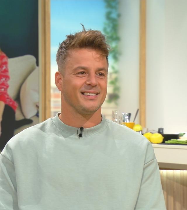 Alexander Knappe sitzt am Volle-Kanne-Frühstückstisch
