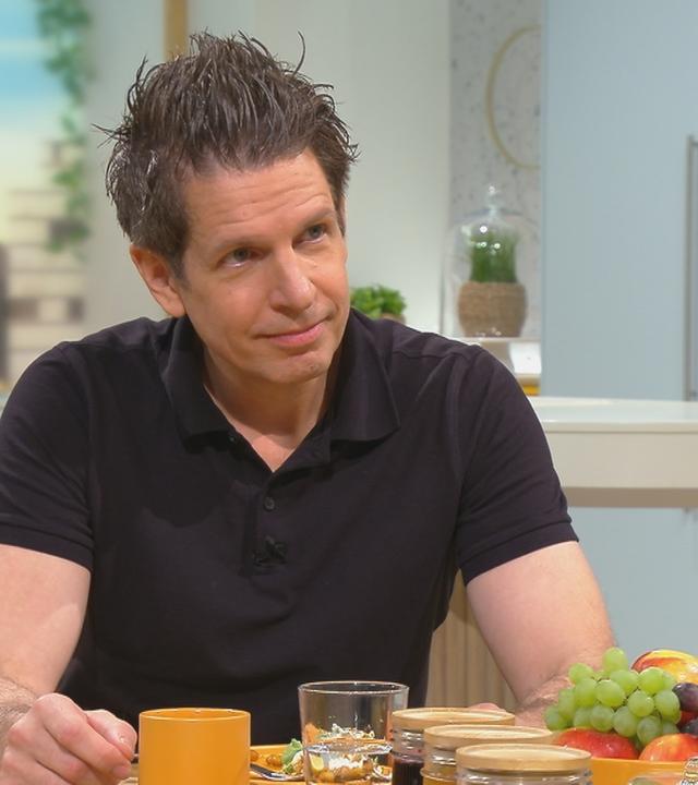 Martin Andree sitzt am Volle-Kanne-Frühstückstisch.