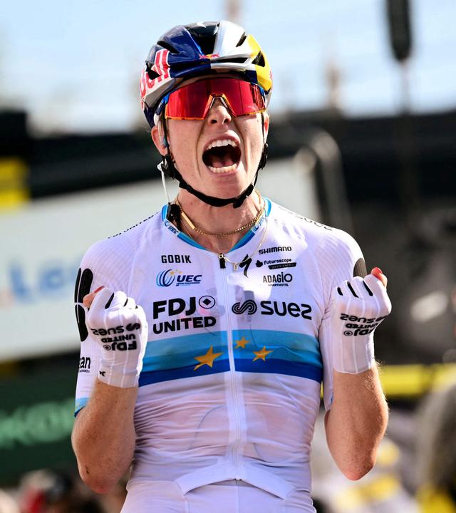Demi Vollering bejubelt ihren Etappensieg auf der 5. Etappe der Tour de France Femmes