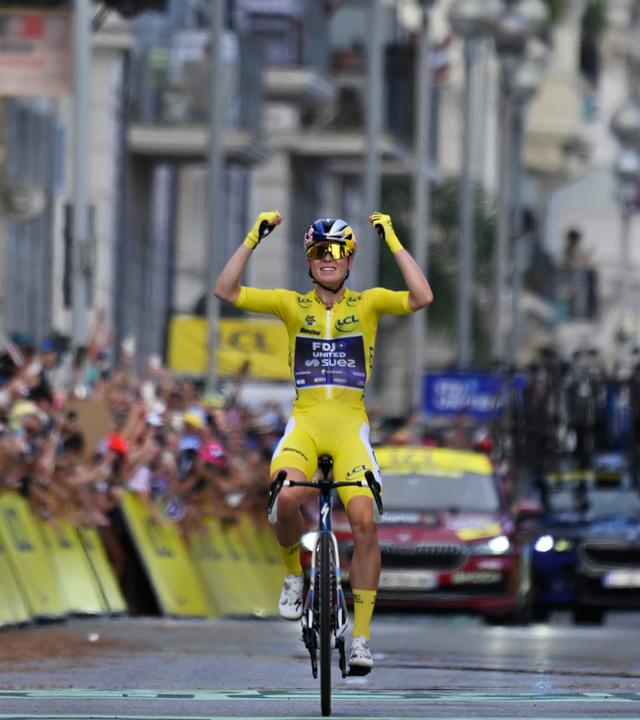 Die Niederländerin Demi Vollering feiert nach ihrem Sieg beim Überqueren der Ziellinie der Tour de France.
