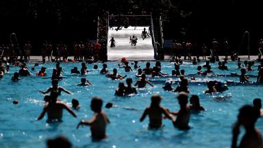 Im Kölner Stadionbad genießen Badegäste bei sommerlichen Temperaturen die Freibad-Saison am 25.05.2026.